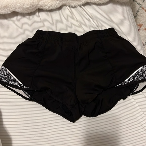 Lululemon shorts 2.5 - Picture 2 of 5